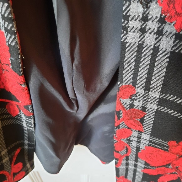 SALE -Vintage crop blazer with red roses looks brand new, Fall and winter blazer - Picture 5 of 10